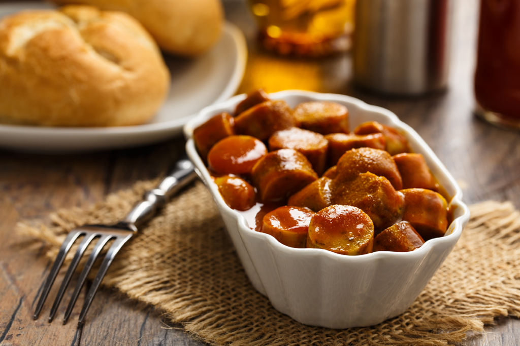 Currywurst mit Brötchen bzw. Brot - EVENTFOOD24 bietet auch diese und viele weitere Mitternachtssnacks an